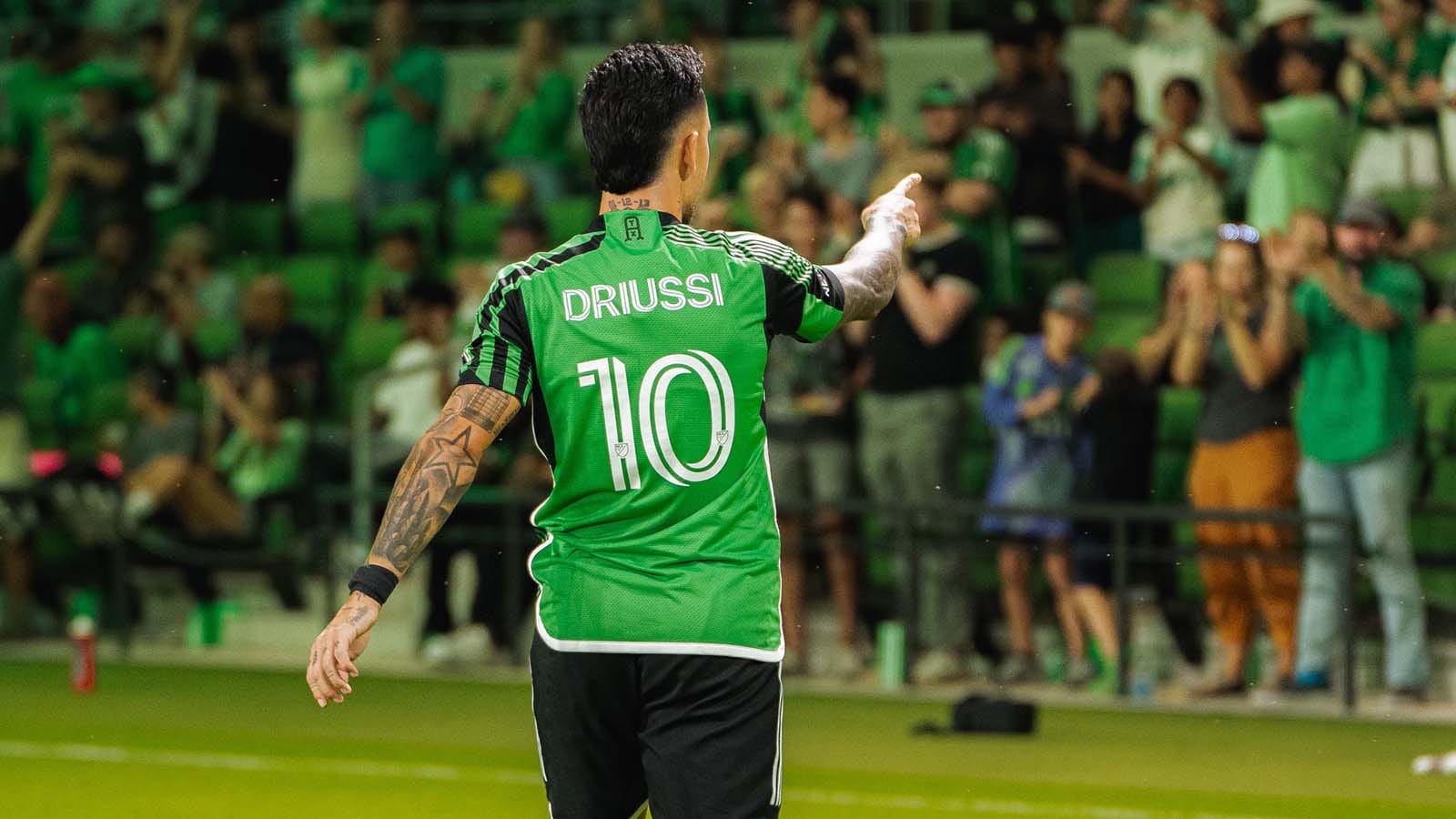 Sebastian Driussi, pointing